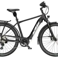 Czarny rower elektryczny KTM z bagażnikiem i błotnikami. Idealny na miejskie wyprawy, ten rower elektryczny zapewni komfort i wygodę.