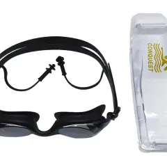 Czarne okulary pływackie z klipsem na nos i zatyczkami do uszu, obok przezroczyste etui na okulary pływackie z logo CONQUEST.