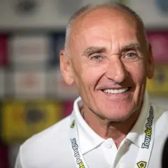 Uśmiechnięty Czesław Lang, dyrektor Tour de Pologne, z niebieskimi oczami. Ile żon miał Czesław Lang? To pytanie pozostaje bez odpowiedzi na tym zdjęciu.