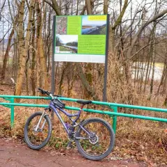 Rower górski przy tablicy informacyjnej o trasie rowerowej Żywiec.