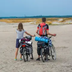 Para rowerzystów z sakwami na rowerach na piaszczystej trasie rowerowej Pustynia Błędowska.