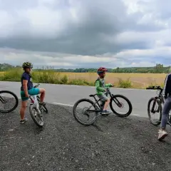 Cztery dzieci na rowerach, szukają idealnego roweru dla 8 latka ile cali.