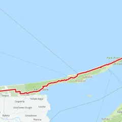 Mapa pokazuje trasę rowerową Mierzeja Wiślana, biegnącą wzdłuż wąskiego pasa lądu między Zatoką Gdańską a Zalewem Wiślanym.