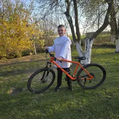 Chłopiec w albie z rowerem dla 9 latka.