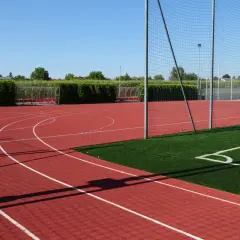 Bieruński ośrodek sportu i rekreacji: bieżnia, boisko ze sztuczną trawą, bramki i zadaszone ławki.