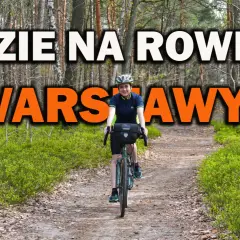 Kobieta na rowerze w lesie, szuka inspiracji na trasy rowerowe Polska.