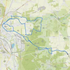 Mapa z zaznaczonymi trasami rowerowymi wokół Olsztyna. Szlak prowadzi przez tereny zielone, w pobliżu wzgórz i lasów.