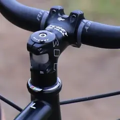 Jak podnieść kierownicę w rowerze Kross dla lepszej wygody jazdy
