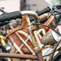 Rdzawe kierownice i lampka starego roweru. Zastanawiasz się, gdzie wyrzucić stary rower?