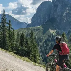 Rowerzystka na górskiej ścieżce, odkrywająca malownicze trasy rowerowe Szklarska Poręba.