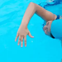 Ile trwa nauka pływania dla dorosłych i co wpływa na czas nauki?