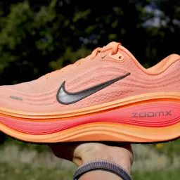 Pomarańczowe buty do biegania po asfalcie z technologią ZoomX. Idealne na długie dystanse.