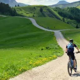 Rowerzysta na szlaku wśród zielonych wzgórz. Idealne trasy rowerowe Dolny Śląsk czekają na odkrycie.