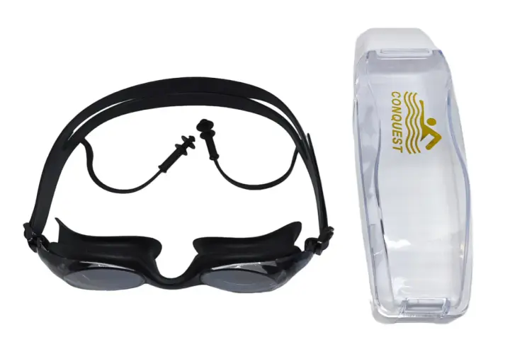 Czarne okulary pływackie z klipsem na nos i zatyczkami do uszu, obok przezroczyste etui na okulary pływackie z logo CONQUEST.