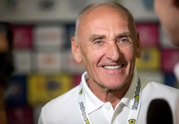Uśmiechnięty Czesław Lang, dyrektor Tour de Pologne, z niebieskimi oczami. Ile żon miał Czesław Lang? To pytanie pozostaje bez odpowiedzi na tym zdjęciu.