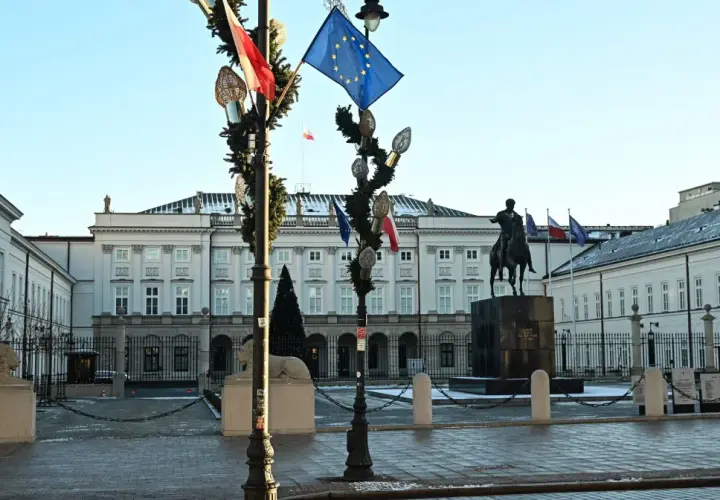 Pałac Prezydencki w Warszawie, z pomnikiem konnym i flagami, w tym flagą UE. To miejsce, gdzie odbywają się ważne wydarzenia, a co to jest kadencja, można poczuć w atmosferze tego miejsca.