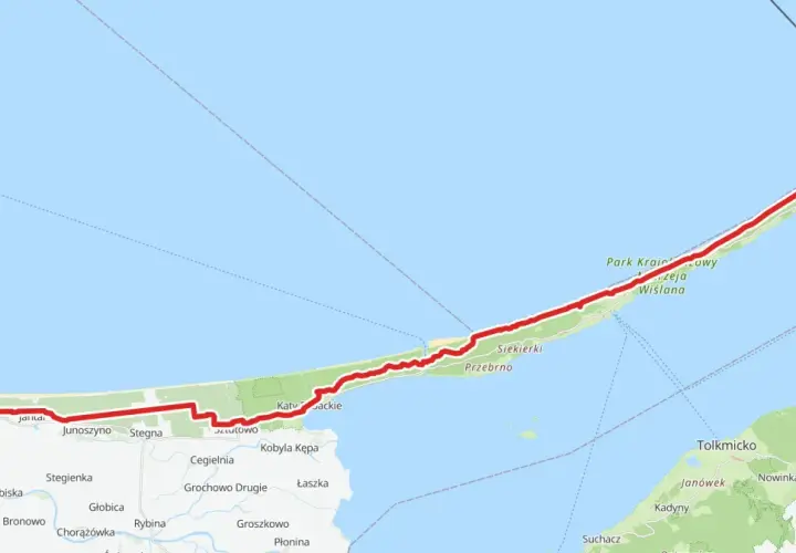 Mapa pokazuje trasę rowerową Mierzeja Wiślana, biegnącą wzdłuż wąskiego pasa lądu między Zatoką Gdańską a Zalewem Wiślanym.