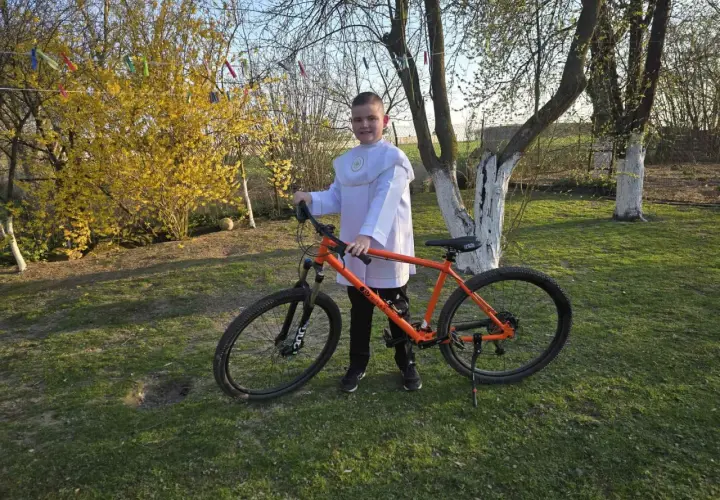 Chłopiec w albie z rowerem dla 9 latka.