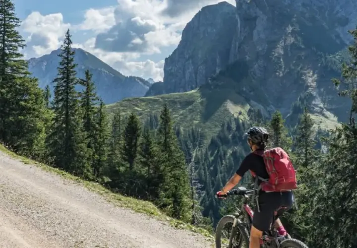 Rowerzystka na górskiej ścieżce, odkrywająca malownicze trasy rowerowe Szklarska Poręba.