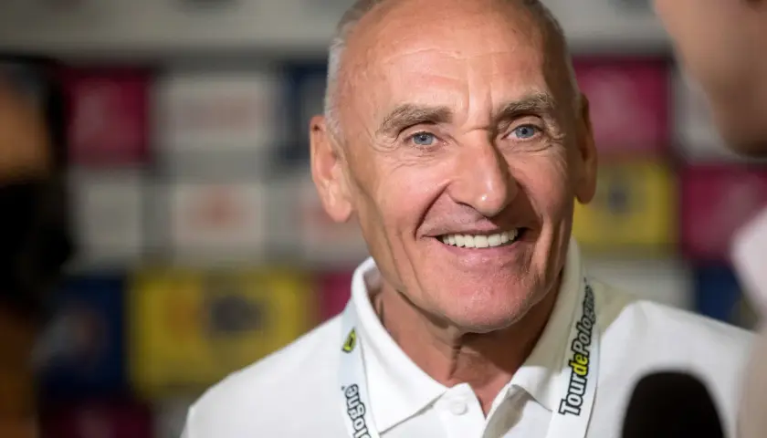 Uśmiechnięty Czesław Lang, dyrektor Tour de Pologne, z niebieskimi oczami. Ile żon miał Czesław Lang? To pytanie pozostaje bez odpowiedzi na tym zdjęciu.