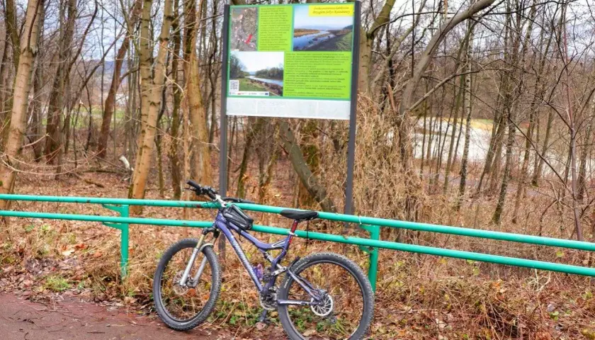 Rower górski przy tablicy informacyjnej o trasie rowerowej Żywiec.