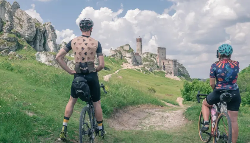 Rowerzyści podziwiają ruiny zamku na Jurze Krakowsko-Częstochowskiej.