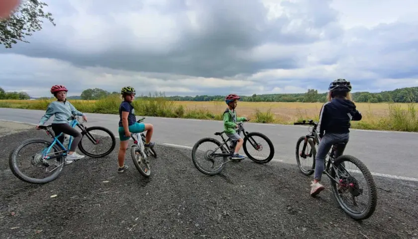 Cztery dzieci na rowerach, szukają idealnego roweru dla 8 latka ile cali.