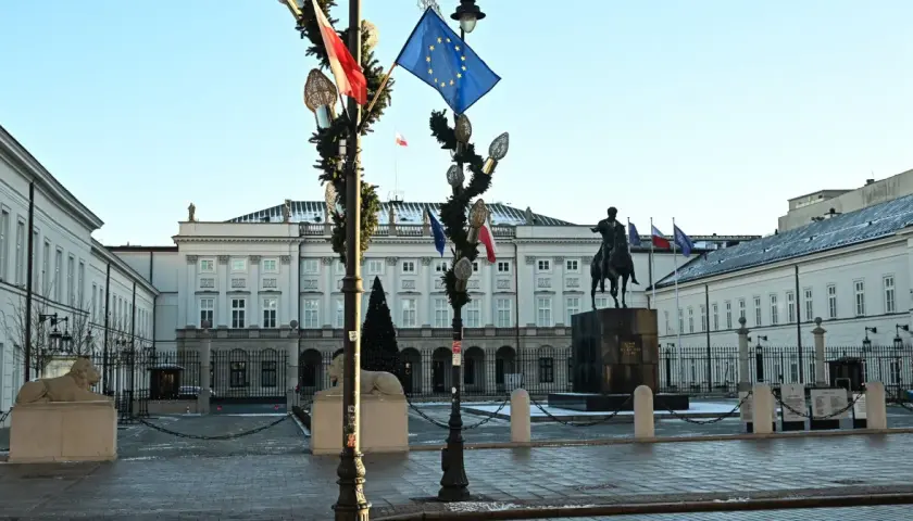 Pałac Prezydencki w Warszawie, z pomnikiem konnym i flagami, w tym flagą UE. To miejsce, gdzie odbywają się ważne wydarzenia, a co to jest kadencja, można poczuć w atmosferze tego miejsca.