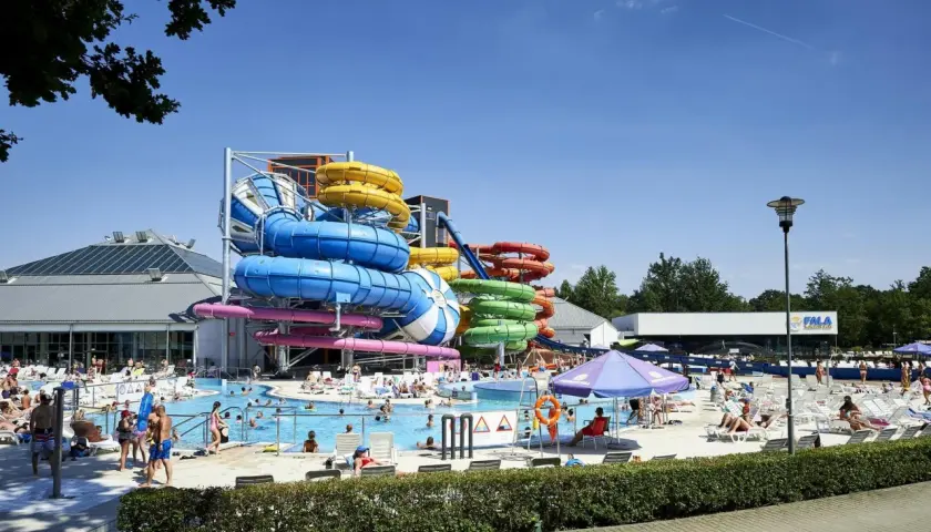 Aquapark Fala przy Alei Unii Lubelskiej w Łodzi tętni życiem. Kolorowe zjeżdżalnie i baseny pełne są ludzi cieszących się słońcem.