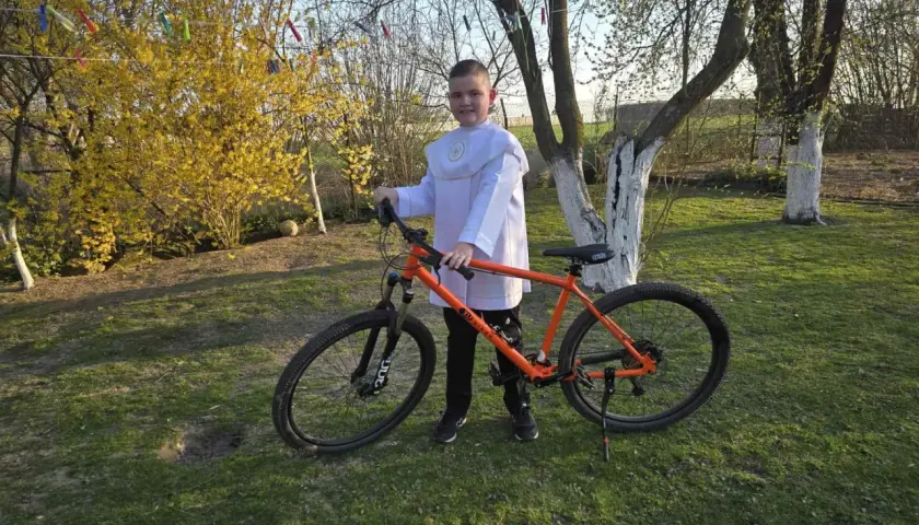 Chłopiec w albie z rowerem dla 9 latka.
