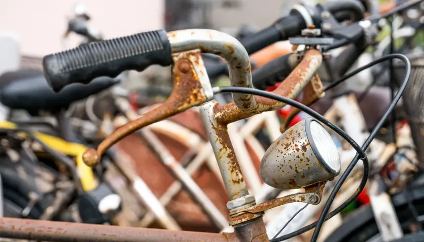 Rdzawe kierownice i lampka starego roweru. Zastanawiasz się, gdzie wyrzucić stary rower?