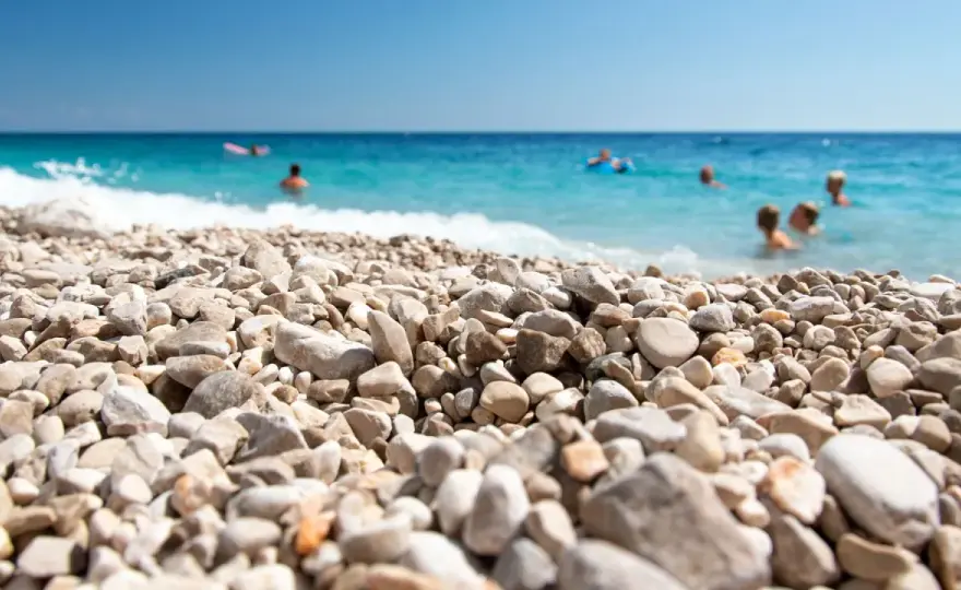 Jakie buty do Chorwacji? Praktyczny przewodnik po plaży i mieście