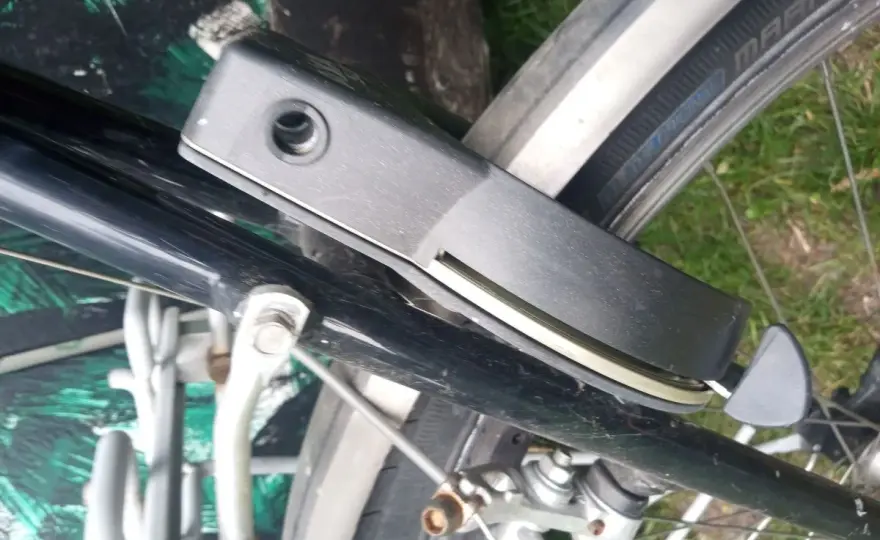 Jak otworzyć blokadę tylnego koła roweru bez klucza i frustracji