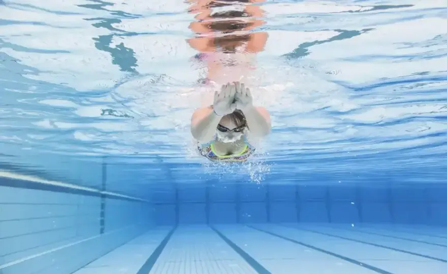 Pływanie żabką ile kcal: Sprawdź, ile naprawdę spalisz kalorii