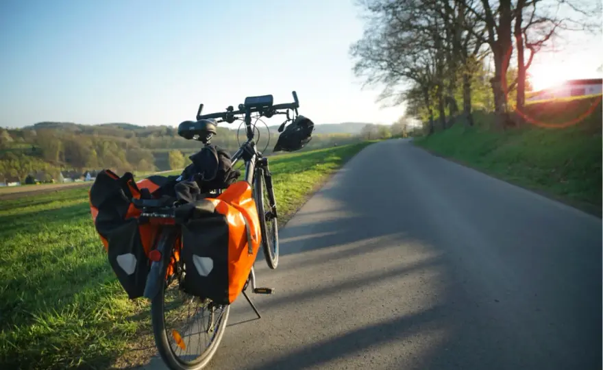 Pomarańczowe szlaki rowerowe: gdzie jechać i jak się przygotować?