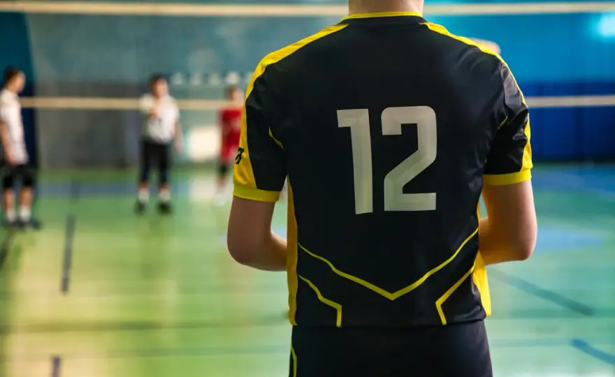 Strój sportowy: Jak wybrać idealny? Poradnik i ranking marek