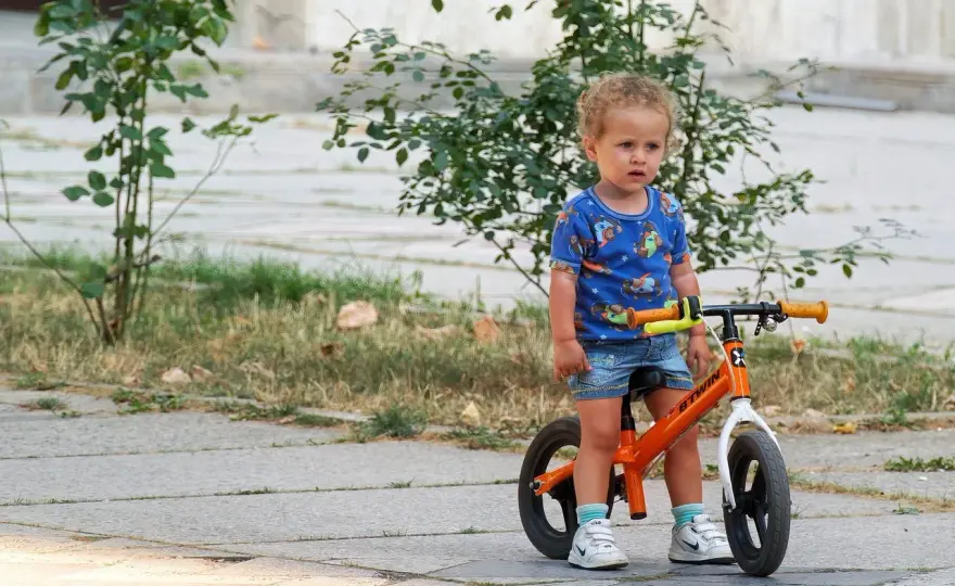 Pierwszy rowerek dla niemowlaka: Kiedy i jaki wybrać? Poradnik