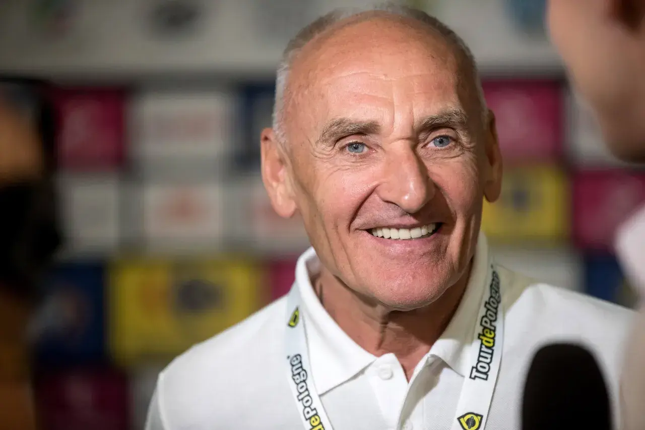 Uśmiechnięty Czesław Lang, dyrektor Tour de Pologne, z niebieskimi oczami. Ile żon miał Czesław Lang? To pytanie pozostaje bez odpowiedzi na tym zdjęciu.