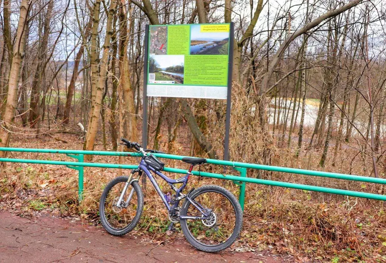 Rower górski przy tablicy informacyjnej o trasie rowerowej Żywiec.