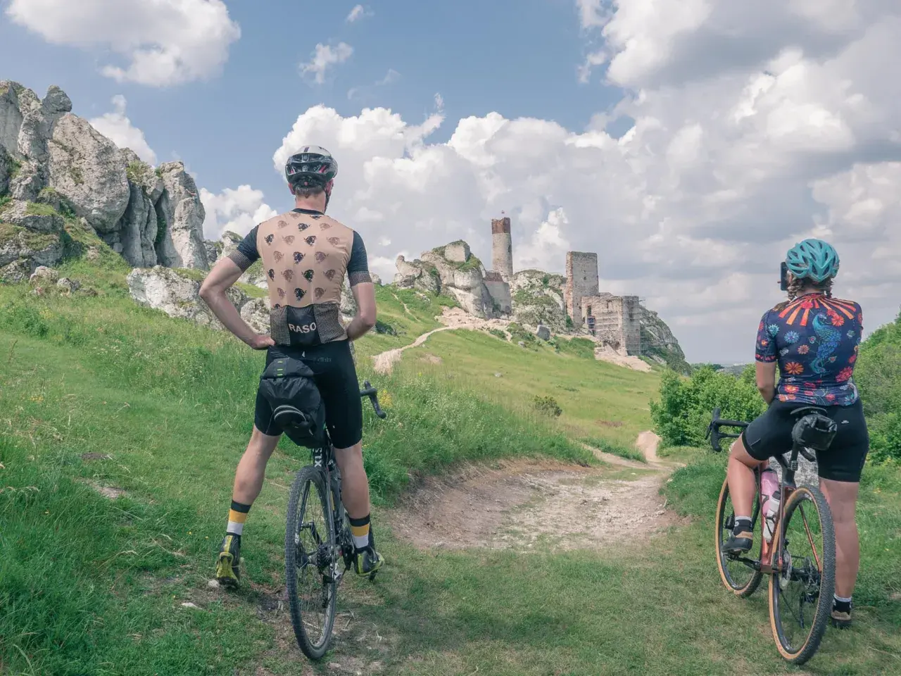 Rowerzyści podziwiają ruiny zamku na Jurze Krakowsko-Częstochowskiej.