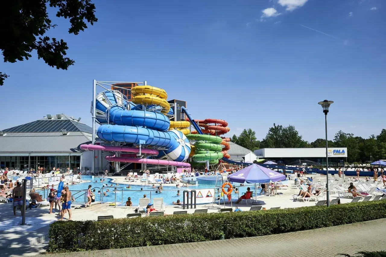 Aquapark Fala przy Alei Unii Lubelskiej w Łodzi tętni życiem. Kolorowe zjeżdżalnie i baseny pełne są ludzi cieszących się słońcem.