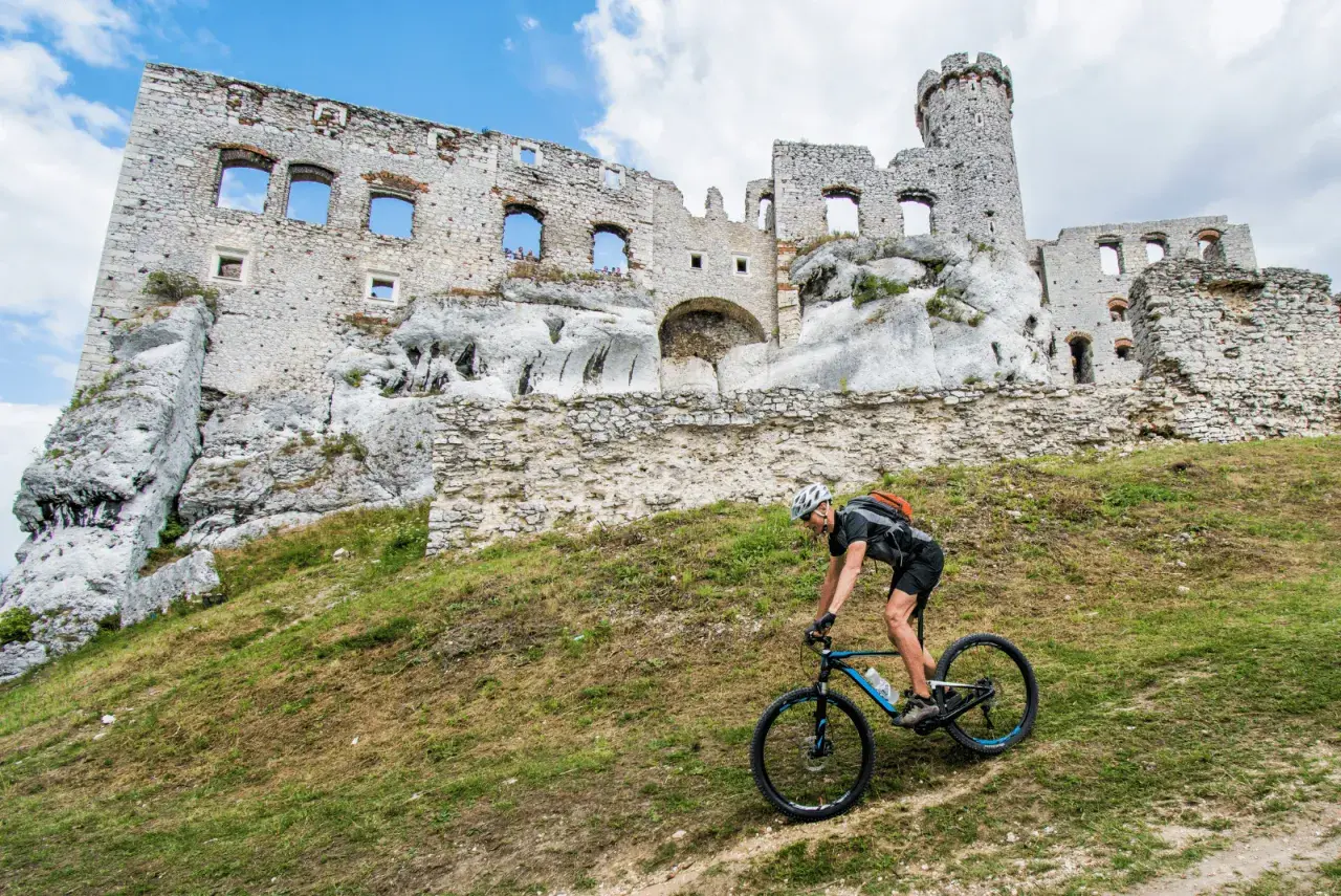 Rowerzysta na tle ruin zamku. Odkryj malownicze trasy rowerowe Śląsk i poczuj ducha historii.
