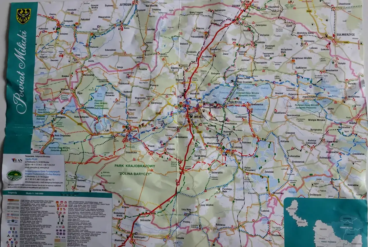Mapa turystyczna z zaznaczonymi trasami rowerowymi i miejscowościami w powiecie milickim. Odkryj malownicze stawy milickie i okolice na rowerze.