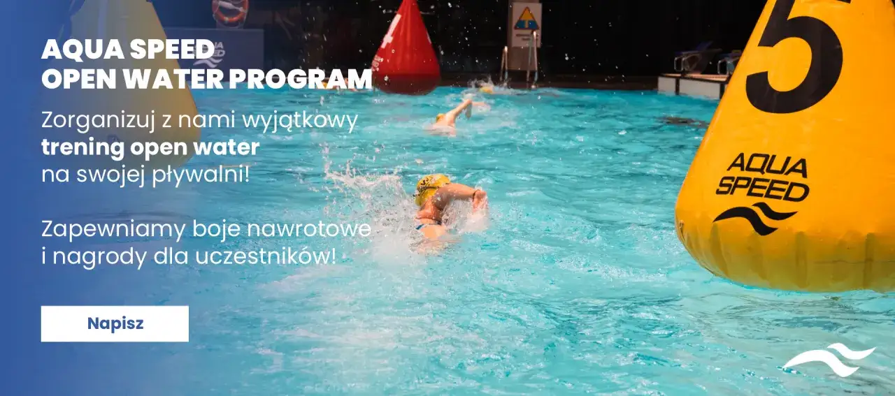 Pływacy w basenie, żółte boje Aqua Speed i czerwone boje nawrotowe. Idealne akcesoria do pływania dla dorosłych.