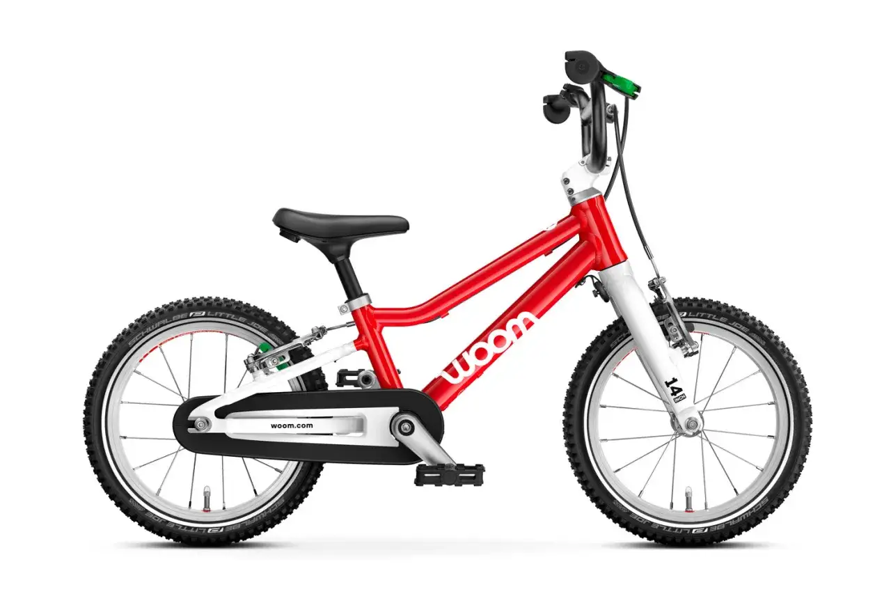 Czerwony, aluminiowy rower dla dziecka z białym widelcem i czarnym siodełkiem. Idealny do nauki jazdy.