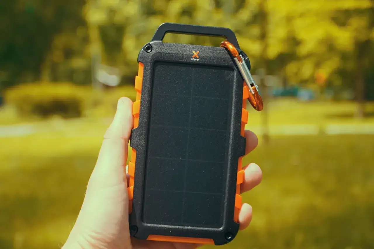 Wytrzymały powerbank na rower z panelem słonecznym, idealny na długie wyprawy. Zawsze miej energię pod ręką!