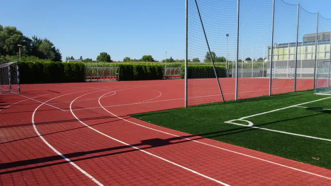 Bieruński ośrodek sportu i rekreacji: bieżnia, boisko ze sztuczną trawą, bramki i ławki rezerwowych.