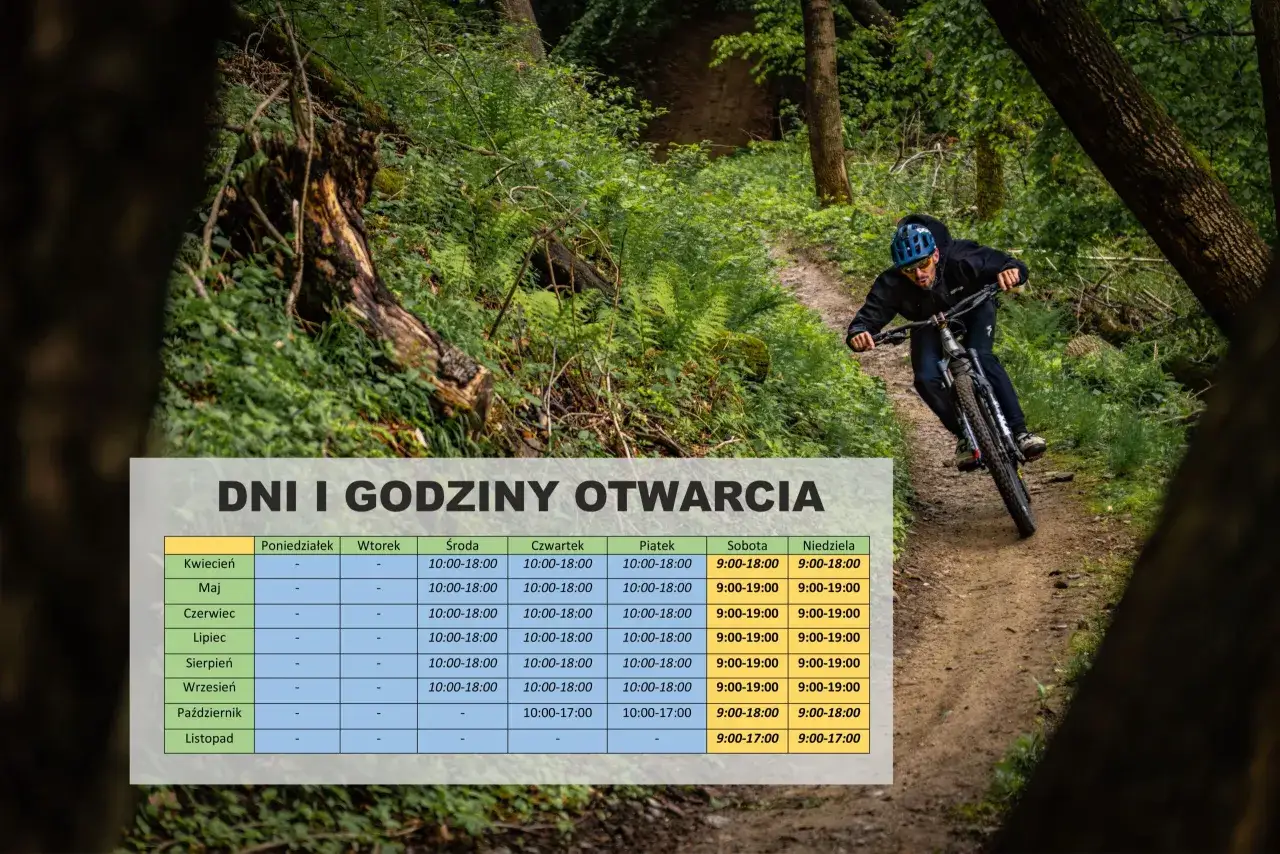 Rowerzysta na trasie Srebrna Góra by Kellys. Tabela dni i godzin otwarcia tras.