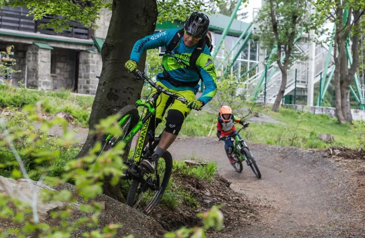 Dwóch rowerzystów pokonuje wyboiste trasy rowerowe w Bielsku.