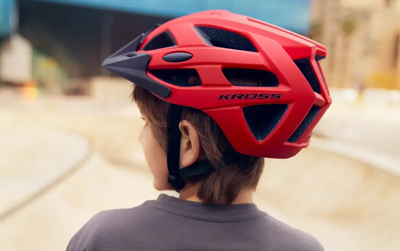 Czerwony kask rowerowy Kross dla 5 latka, gotowy na przygodę.